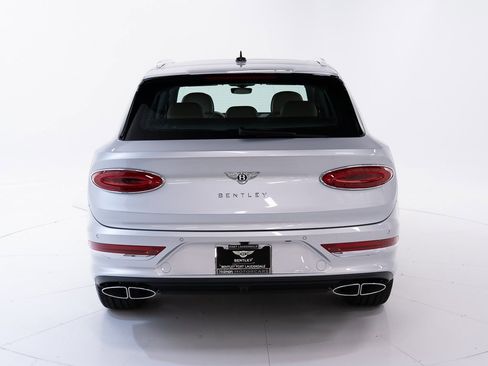 New 2025 Bentley Bentayga V8 image 4
