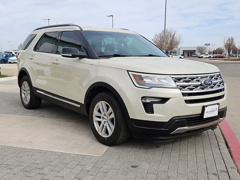 Used 2018 Ford Explorer XLT w/ Equipment Group 202A image 4