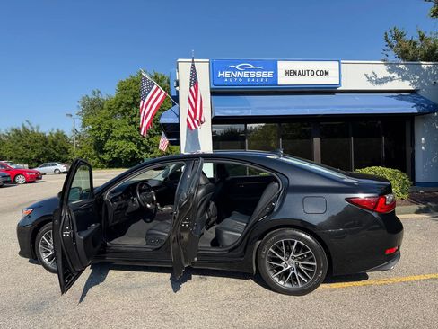 Used 2018 Lexus ES 350 w/ Luxury Package w/Wood Trim FWD image 24