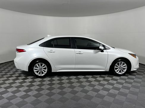 Used 2026 Toyota Corolla LE w/ LE Premium Package FWD image 4