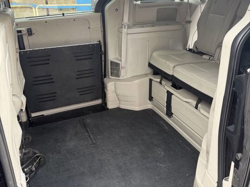 Used 2016 Chrysler Town & Country Touring image 20