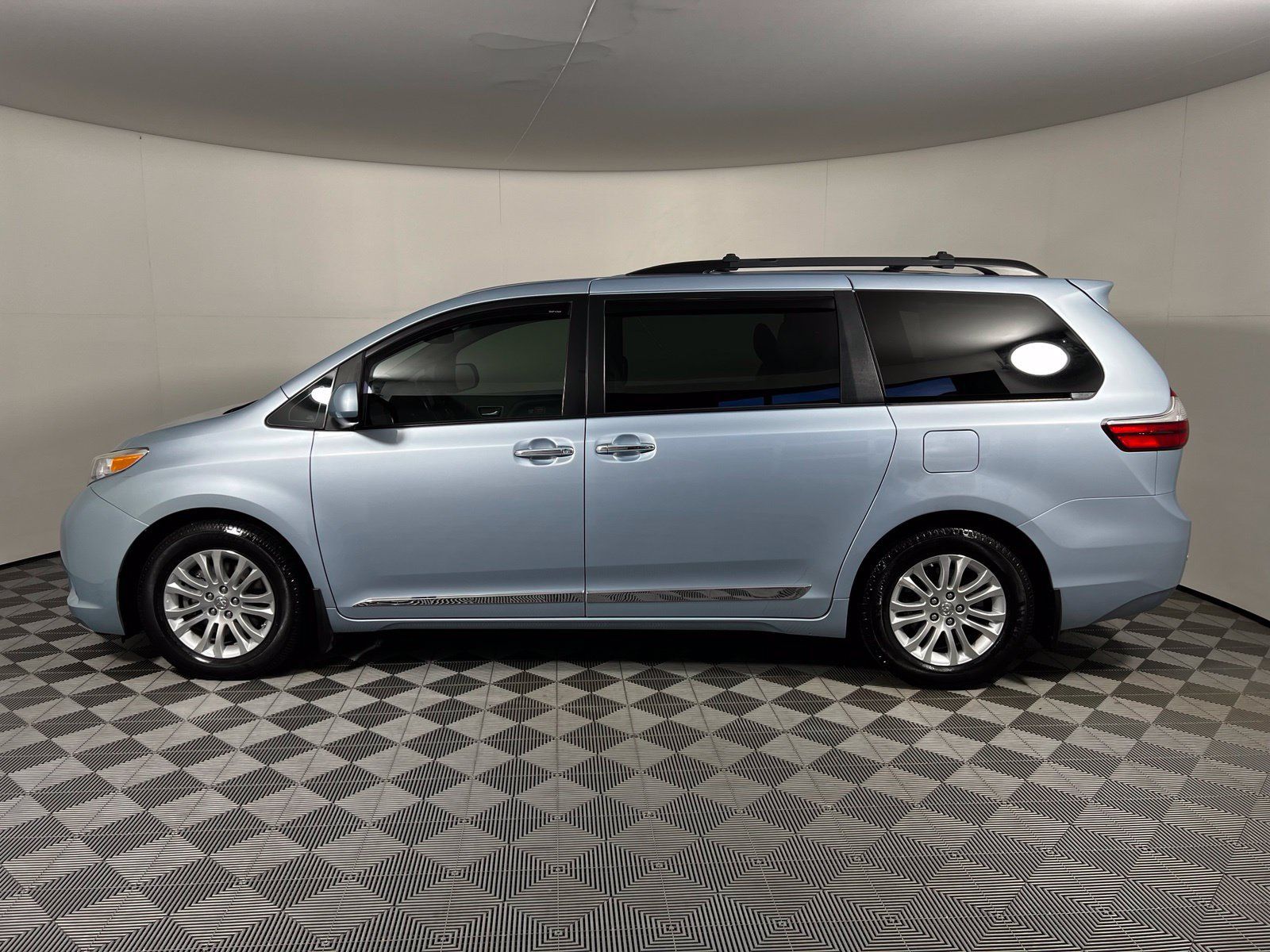 Used 2017 Toyota Sienna XLE Premium FWD image 8