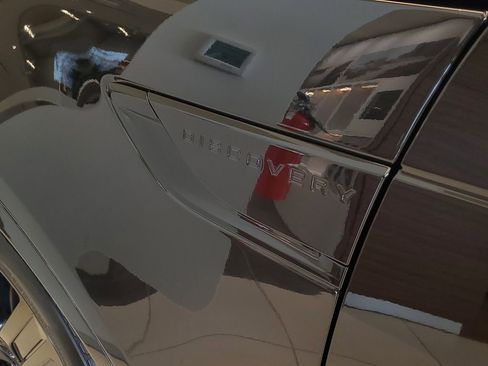 Used 2025 Land Rover Discovery Dynamic SE image 6