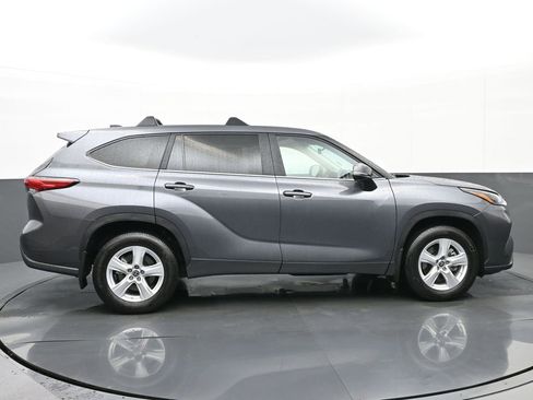 Used 2023 Toyota Highlander LE FWD image 2