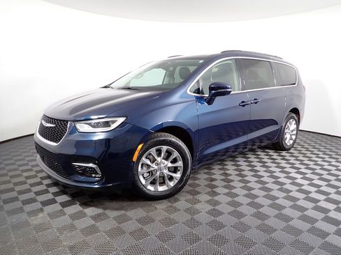 Used 2022 Chrysler Pacifica Touring-L w/ Uconnect Theater Family Group image 10