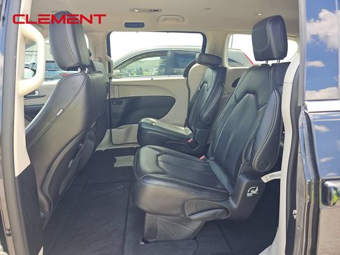 Used 2023 Chrysler Pacifica Touring-L FWD image 4
