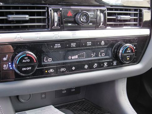 New 2026 Nissan Pathfinder Platinum FWD image 29