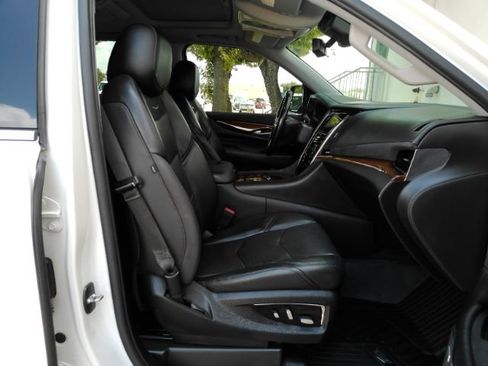 Used 2020 Cadillac Escalade ESV Luxury AWD/4WD image 18