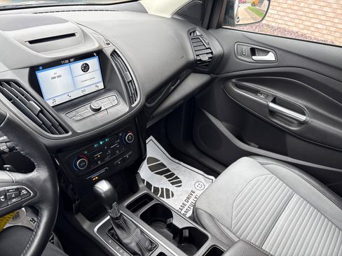 Used 2018 Ford Escape SE w/ SE Sport Appearance Package FWD image 17