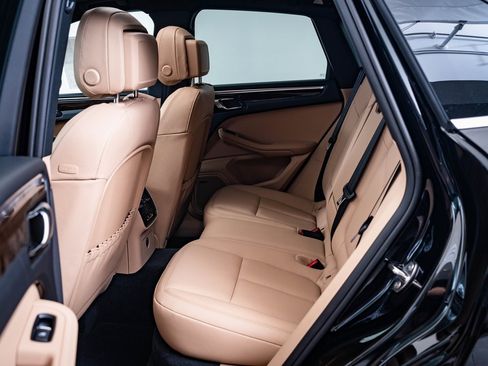 Certified 2025 Porsche Macan image 37