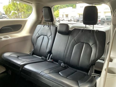 Used 2023 Chrysler Pacifica Touring-L FWD image 29