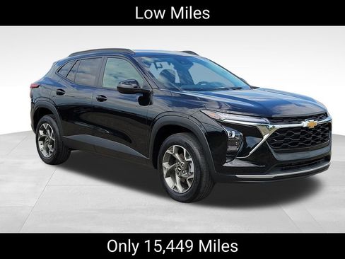 Used 2025 Chevrolet Trax LT w/ LT Convenience Package FWD image 2