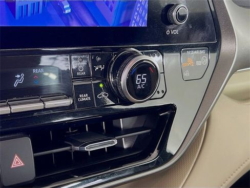 Used 2024 Toyota Highlander Limited image 16