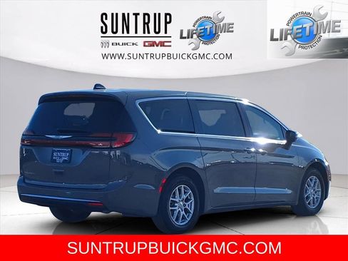 Used 2025 Chrysler Pacifica Select image 4