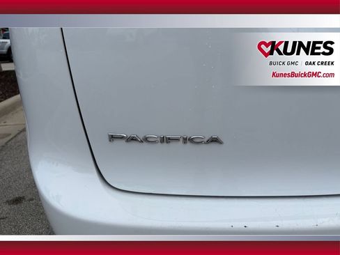 Used 2024 Chrysler Pacifica Touring-L FWD image 31