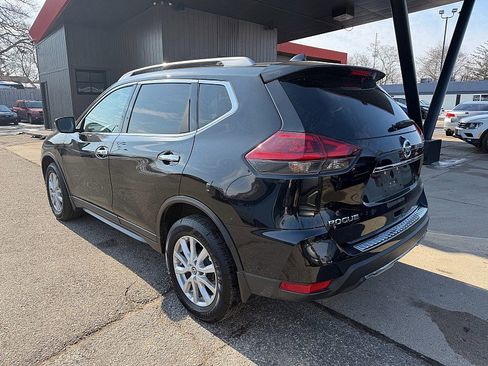 Used 2018 Nissan Rogue SV image 2