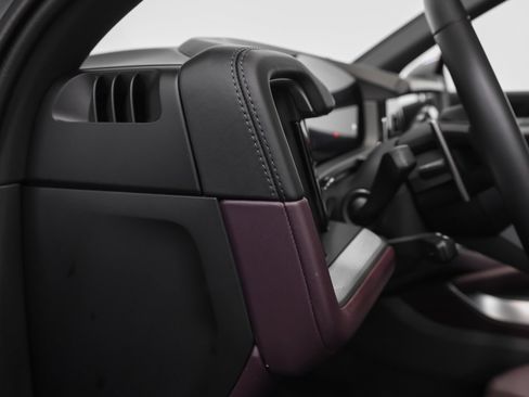 Used 2025 Porsche Cayenne E-Hybrid image 31