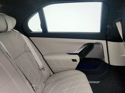 Used 2023 BMW i7 xDrive60 AWD/4WD image 39