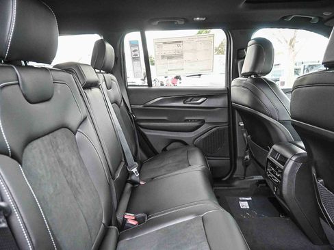 New 2025 Jeep Grand Cherokee Altitude image 28
