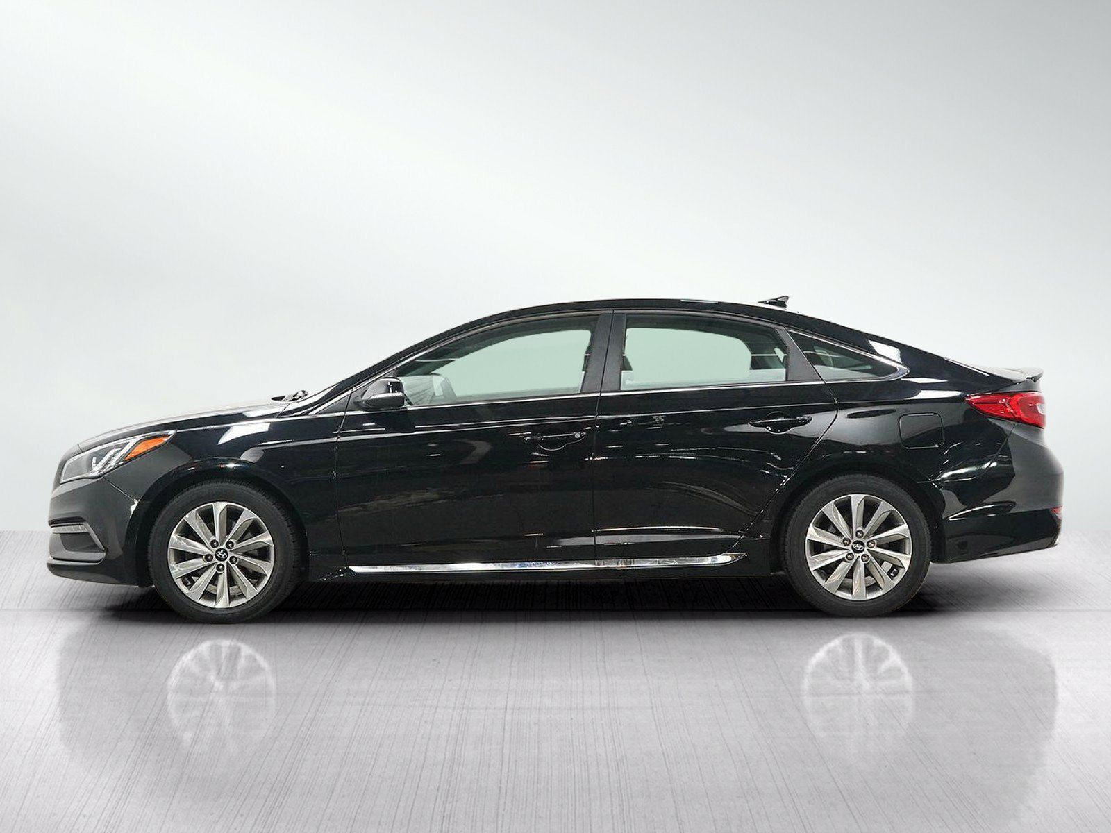 Used 2017 Hyundai Sonata Sport FWD image 2