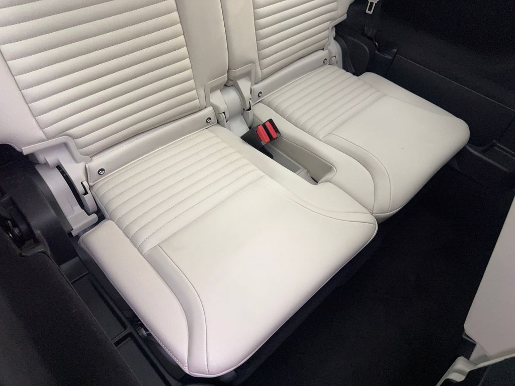 Used 2025 Land Rover Discovery S AWD/4WD image 42