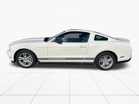 Used 2010 Ford Mustang Premium RWD image 4