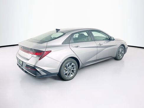Used 2024 Hyundai Elantra SEL FWD image 9