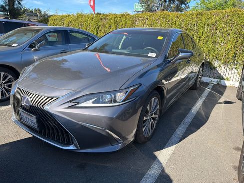 Used 2019 Lexus ES 300h w/ Premium Package image 3