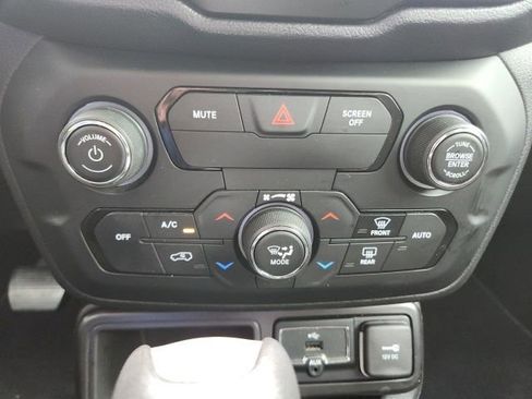 Used 2020 Jeep Renegade Latitude w/ Popular Equipment Group FWD image 26