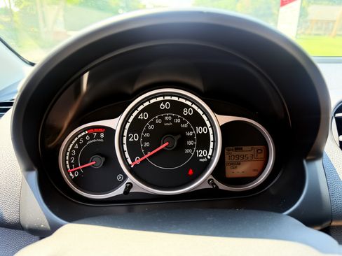 Used 2011 MAZDA MAZDA2 Touring FWD image 12
