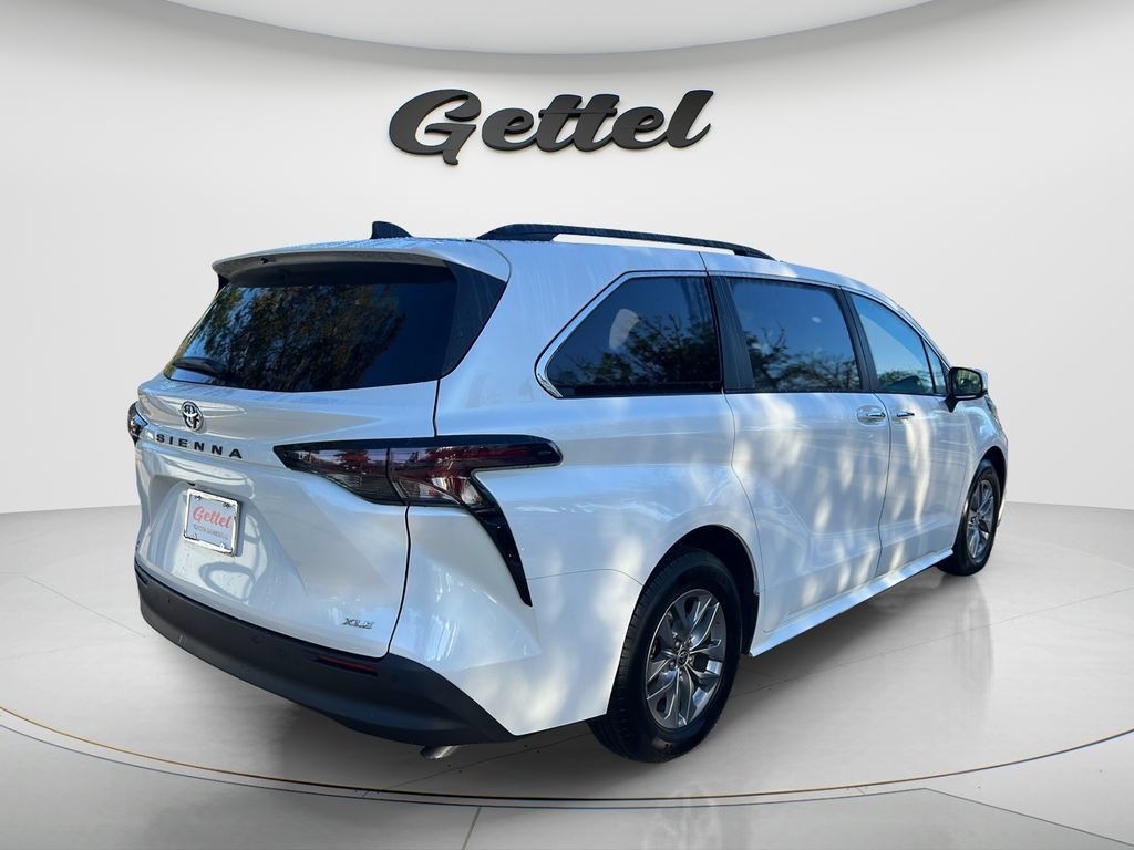 Certified 2025 Toyota Sienna XLE FWD image 5