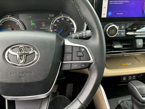 Used 2023 Toyota Highlander XLE AWD/4WD image 12