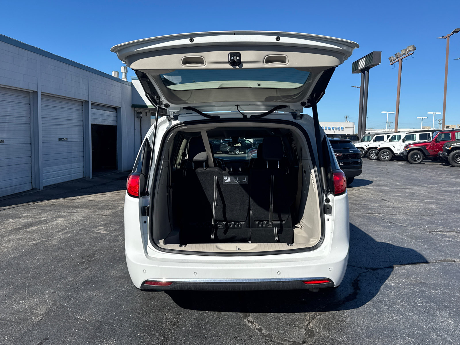 Used 2020 Chrysler Pacifica Touring-L Plus w/ Tire & Wheel Group FWD image 18