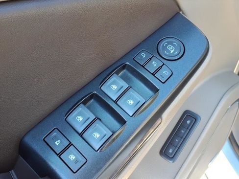 Used 2019 Chevrolet Suburban LT image 18