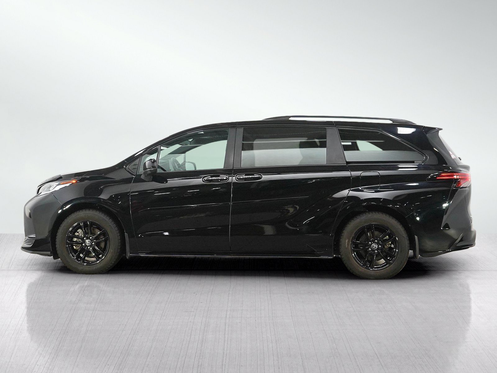 Used 2025 Toyota Sienna XSE AWD/4WD image 2