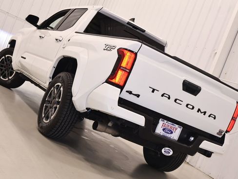 Used 2024 Toyota Tacoma TRD Sport w/ TRD Sport Upgrade Package AWD/4WD image 38