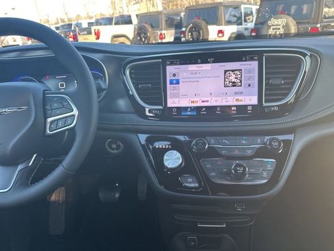 New 2026 Chrysler Pacifica Select AWD/4WD image 17