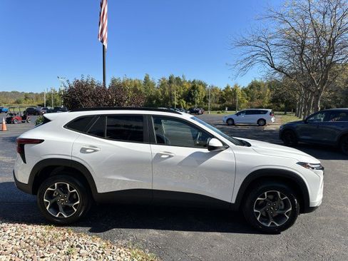Used 2024 Chevrolet Trax LT image 7