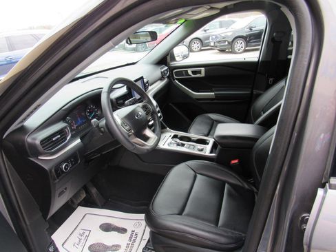 Used 2023 Ford Explorer XLT w/ Equipment Group 202A image 8