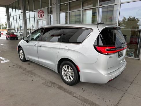 Used 2024 Chrysler Pacifica Touring-L FWD image 3