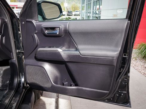 Used 2020 Toyota Tacoma TRD Sport w/ Technology Package AWD/4WD image 25