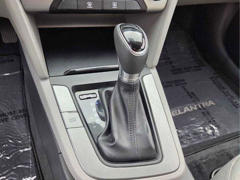 Used 2018 Hyundai Elantra SE FWD image 22