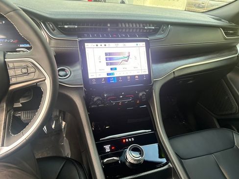 Used 2024 Jeep Grand Cherokee Limited image 17