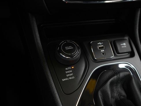 Used 2019 Jeep Cherokee Limited image 23