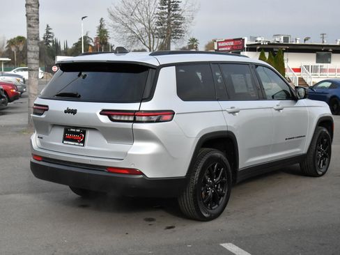 Used 2024 Jeep Grand Cherokee L Laredo image 8