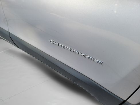 Used 2021 Jeep Cherokee Latitude Plus FWD image 26