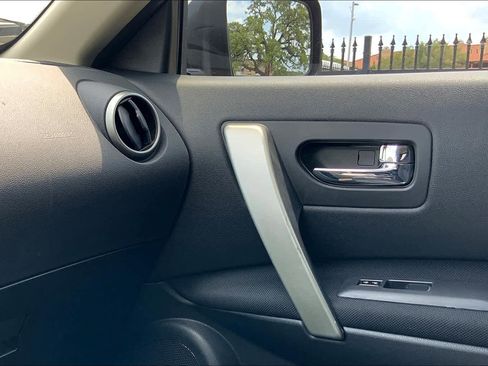 Used 2011 Nissan Rogue SV w/ Premium Pkg image 31