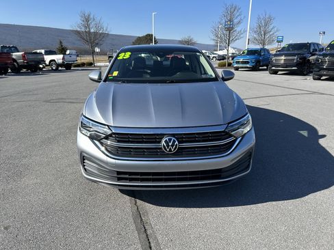 Used 2023 Volkswagen Jetta SE image 2