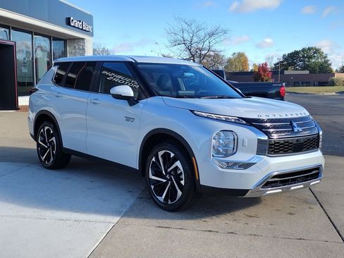 New 2025 Mitsubishi Outlander SE image 14