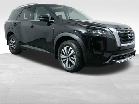 Used 2025 Nissan Pathfinder SL AWD/4WD image 2